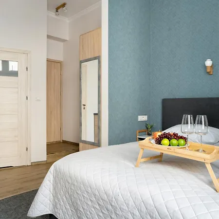 Elegant Very Berry In By Renters Appartamento Poznań