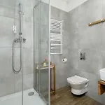 Elegant Very Berry In By Renters Apartamento