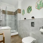 Elegant Very Berry In By Renters Apartamento
