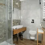 Elegant Very Berry In By Renters Apartamento