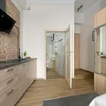 Elegant Very Berry In By Renters Apartamento