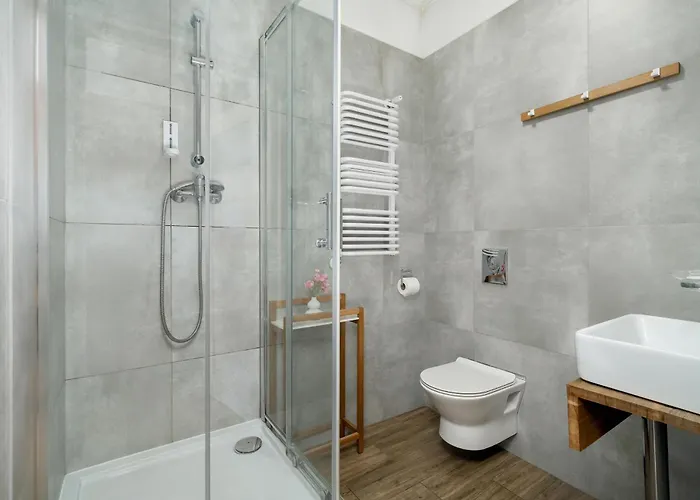 Elegant Very Berry In By Renters Apartment