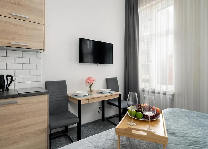 Elegant Very Berry In By Renters Apartment