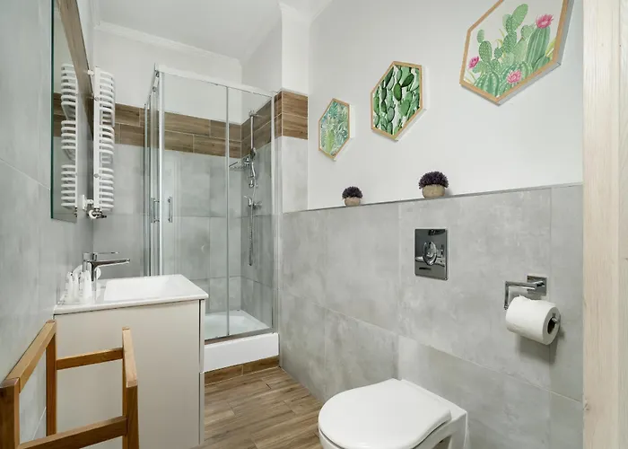 Elegant Very Berry In By Renters Apartment