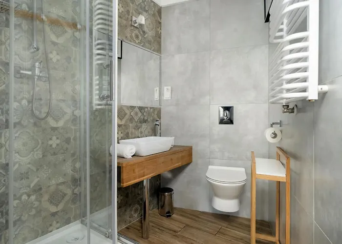 Elegant Very Berry In By Renters Apartment