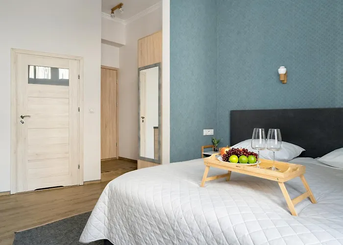 Elegant Very Berry In By Renters Apartment Poznan