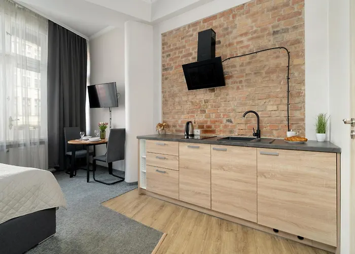 Elegant Very Berry In By Renters Apartment *